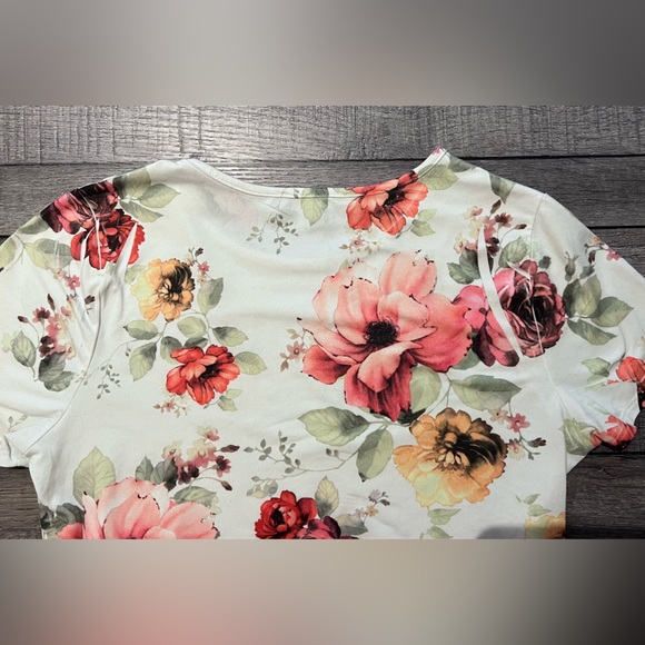 Flower Cropped Tee - Picture 3 of 6